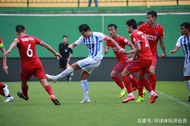 高圆圆与赵又廷亲昵互动，两人展现恩爱模样